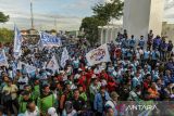 Sejumlah buruh melaksanakan aksi unjuk rasa di Kawasan Pusat Pemerintahan Provinsi Banten (KP3B), Kota Serang, Banten, Selasa (17/12/2024). Aksi yang diikuti oleh sejumlah aliansi buruh di wilayah Banten tersebut menuntut kenaikan Upah Minimum Kabupaten/Kota (UMK) tahun 2025 sebesar 11,56 persen. ANTARA FOTO/Putra M. Akbar/gp