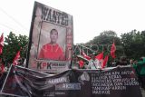 Massa pengunjuk rasa membentangkan spanduk dalam aksi di depan Gedung Merah Putih KPK, Jakarta, Senin (16/12/2024). Massa gabungan dari sejumlah perguruan tinggi dan organisasi mahasiswa tersebut menuntut KPK menjaga integritasnya sebagai lembaga pemberantas korupsi dengan menangkap sejumlah buronan kasus suap yang mereka tangani, salah satunya Harun Masiku. ANTARA FOTO/Zaky Fahreziansyah/app/YU