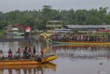 Perahu penyebarangan melintasi Sungai Brantas di Jatikalen, Nganjuk, Jawa Timur, Selasa (17/12/2024). Transportasi perahu penyeberangan yang digunakan warga sebagai lintasan alternatif selama puluhan tahun untuk mempersingkat jarak tempuh antara Kabupaten Nganjuk dengan Kabupaten Jombang itu beromzet sekitar Rp24 juta per bulannya. ANTARA Jatim/Muhammad Mada/mas.