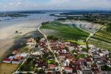 Foto udara kondisi persawahan yang terendam banjir di Baureno, Bojonegoro, Jawa Timur, Rabu (18/12/2024). Ratusan hektar lahan pertanian di kawasan itu terendam banjir akibat luapan Sungai Bengawan Solo. Antara Jatim/Muhammad Mada/um