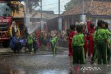 Petugas pemadam kebakaran mendampingi siswa Taman Kanak-kanak (TK) dan pendidikan anak usia dini (PAUD) saat edukasi kinerja profesi pemadam kebakaran di halaman kantor BPBD Kabupaten Serang, Kota Serang, Banten, Rabu (18/12/2024). Sebanyak 20 siswa TK dan sembilan siswa PAUD mengikuti kegiatan tesebut yang bertujuan untuk memperkenalkan profesi dan tugas petugas pemadam kebakaran, sosialisasi mencegah kebakaran, penyelamatan hewan, serta memberikan pengetahuan tentang evakuasi atau penyelamatan diri saat terjadi bencana alam kepada anak usia dini. ANTARA FOTO/Angga Budhiyanto/gp