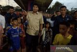 Menteri Perumahan dan Kawasan Permukiman Maruarar Sirait (tengah) berjalan bersama anak-anak saat mengunjungi penataan kawasan kolong jembatan Prof. Mochtar Kusumaatmadja (Pasupati), Bandung, Jawa Barat, Rabu (18/11/2024). Kunjungan Menko Infrastruktur dan Pembangunan Kewilayahan, Menteri Perumahan dan Kawasan Permukiman dan Menteri Dalam Negeri untuk memberikan bantuan kepada warga penerima manfaat sekaligus meninjau keberlanjutan penataan kolong jembatan yang direncanakan menjadi ruang publik yang ramah dan beredukasi untuk anak. ANTARA FOTO/Novrian Arbi/agr