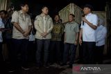 Menko Infrastruktur dan Pembangunan Kewilayahan Agus Harimurti Yudhoyono (kedua kiri) bersama Menteri Perumahan dan Kawasan Permukiman Maruarar Sirait (kiri) dan Menteri Dalam Negeri Tito Karnavian (kedua kanan) mendengarkan paparan Pj Wali Kota Bandung A Koswara (kanan) saat mengunjungi penataan kawasan kolong jembatan Prof. Mochtar Kusumaatmadja (Pasupati), Bandung, Jawa Barat, Rabu (18/11/2024). Kunjungan Menko Infrastruktur dan Pembangunan Kewilayahan, Menteri Perumahan dan Kawasan Permukiman dan Menteri Dalam Negeri untuk memberikan bantuan kepada warga penerima manfaat sekaligus meninjau keberlanjutan penataan kolong jembatan yang direncanakan menjadi ruang publik yang ramah dan beredukasi untuk anak. ANTARA FOTO/Novrian Arbi/agr