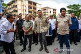 Menko Bidang Infrastruktur dan Pembangunan Kewilayahan Agus Harimurti Yudhoyono (tengah) bersama Menteri Perumahan dan Kawasan Permukiman Maruarar Sirait (kedua kanan) dan Menteri Dalam Negeri Tito Karnavian (ketiga kiri) mendengarkan penjelasan dari Sekda Jawa Barat Herman Suryatman (kiri) saat kunjungan kerja di Rusun Rancaekek, di Kabupaten Bandung, Jawa Barat, Rabu (18/12/2024). Menko Bidang Infrastruktur dan Pembangunan Kewilayahan, Menteri Dalam Negeri dan Menteri Perumahan dan Kawasan Permukiman meresmikan Rusun Rancaekek untuk program penanganan Pemerlu Pelayanan Kesejahteraan Sosial (PPKS) di Jawa Barat. ANTARA FOTO/Raisan Al Farisi/agr