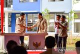 Menko Bidang Infrastruktur dan Pembangunan Kewilayahan Agus Harimurti Yudhoyono (kedua kiri) bersalaman dengan, Menteri Perumahan dan Kawasan Permukiman Maruarar Sirait (kiri) didampingi oleh  Menteri Dalam Negeri Tito Karnavian (kanan) dan PJ Gubernur Jawa Barat Bey Machmudin (kedua kanan) usai menandatangani prasasti saat peresmian Rusun Rancaekek, di Kabupaten Bandung, Jawa Barat, Rabu (18/12/2024). Menko Bidang Infrastruktur dan Pembangunan Kewilayahan, Menteri Dalam Negeri dan Menteri Perumahan dan Kawasan Permukiman meresmikan Rusun Rancaekek untuk program penanganan Pemerlu Pelayanan Kesejahteraan Sosial (PPKS) di Jawa Barat. ANTARA FOTO/Raisan Al Farisi/agr