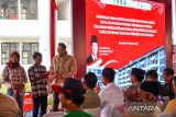 Menko Bidang Infrastruktur dan Pembangunan Kewilayahan Agus Harimurti Yudhoyono (kanan) memberikan kunci rumah susun kepada perwakilan warga saat peresmian Rusun Rancaekek, di Kabupaten Bandung, Jawa Barat, Rabu (18/12/2024). Menko Bidang Infrastruktur dan Pembangunan Kewilayahan, Menteri Dalam Negeri dan Menteri Perumahan dan Kawasan Permukiman meresmikan Rusun Rancaekek untuk program penanganan Pemerlu Pelayanan Kesejahteraan Sosial (PPKS) di Jawa Barat. ANTARA FOTO/Raisan Al Farisi/agr