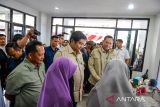 Menko Bidang Infrastruktur dan Pembangunan Kewilayahan Agus Harimurti Yudhoyono (kedua kanan) bersama Menteri Dalam Negeri Tito Karnavian (kiri), dan Menteri Perumahan dan Kawasan Permukiman Maruarar Sirait (kedua kiri) berbincang dengan warga saat melakukan kunjungan kerja di Rusun Rancaekek, di Kabupaten Bandung, Jawa Barat, Rabu (18/12/2024). Menko Bidang Infrastruktur dan Pembangunan Kewilayahan, Menteri Dalam Negeri dan Menteri Perumahan dan Kawasan Permukiman meresmikan Rusun Rancaekek untuk program penanganan Pemerlu Pelayanan Kesejahteraan Sosial (PPKS) di Jawa Barat. ANTARA FOTO/Raisan Al Farisi/agr