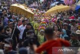 Gadis desa mengikuti pesta adat Ngarot di Desa Lelea, Indramayu, Jawa Barat, Rabu (18/12/2024). Pesta adat Ngarot yang diikuti puluhan pemuda dan pemudi berhiaskan mahkota bunga itu merupakan tradisi turun temurun yang digelar menjelang musim tanam padi sebagai wujud suka cita masyarakat. ANTARA FOTO/Dedhez Anggara/agr