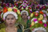 Gadis desa mengikuti pesta adat Ngarot di Desa Lelea, Indramayu, Jawa Barat, Rabu (18/12/2024). Pesta adat Ngarot yang diikuti puluhan pemuda dan pemudi berhiaskan mahkota bunga itu merupakan tradisi turun temurun yang digelar menjelang musim tanam padi sebagai wujud suka cita masyarakat. ANTARA FOTO/Dedhez Anggara/agr