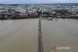 Foto udara lahan persawahan yang terendam banjir di Kasemen, Kota Serang, Banten, Rabu (18/12/2024). Dinas Pertanian Provinsi Banten mencatat sebanyak 7.882,4 hektare sawah di wilayah Banten terendam banjir akibat tingginya curah hujan sehingga membuat petani terancam gagal panen. ANTARA FOTO/Putra M. Akbar/gp