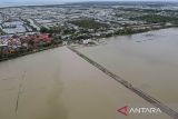 Foto udara lahan persawahan yang terendam banjir di Kasemen, Kota Serang, Banten, Rabu (18/12/2024). Dinas Pertanian Provinsi Banten mencatat sebanyak 7.882,4 hektare sawah di wilayah Banten terendam banjir akibat tingginya curah hujan sehingga membuat petani terancam gagal panen. ANTARA FOTO/Putra M. Akbar/gp