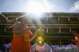 Bikkhu mencukur rambut Samanera (calon Bikkhu) saat ritual potong rambut dalam rangkaian Pabajja Samanera Sementara di Perguruan Buddhi Dharma, Kota Tangerang, Banten, Rabu (18/12/2024). Sebanyak 230 peserta Samanera menjalani ritual potong rambut sebagai simbol dimulainya kehidupan meninggalkan keduniawian untuk menjalankan Dhamma dan Vinaya mengikuti jejak Sang Buddha. ANTARA FOTO/Sulthony Hasanuddin/gp