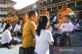 Sejumlah Bikkhu mencukur rambut Samanera (calon Bikkhu) saat ritual potong rambut dalam rangkaian Pabajja Samanera Sementara di Perguruan Buddhi Dharma, Kota Tangerang, Banten, Rabu (18/12/2024). Sebanyak 230 peserta Samanera menjalani ritual potong rambut sebagai simbol dimulainya kehidupan meninggalkan keduniawian untuk menjalankan Dhamma dan Vinaya mengikuti jejak Sang Buddha. ANTARA FOTO/Sulthony Hasanuddin/gp