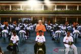 Sejumlah Bikkhu mencukur rambut Samanera (calon Bikkhu) saat ritual potong rambut dalam rangkaian Pabajja Samanera Sementara di Perguruan Buddhi Dharma, Kota Tangerang, Banten, Rabu (18/12/2024). Sebanyak 230 peserta Samanera menjalani ritual potong rambut sebagai simbol dimulainya kehidupan meninggalkan keduniawian untuk menjalankan Dhamma dan Vinaya mengikuti jejak Sang Buddha. ANTARA FOTO/Sulthony Hasanuddin/gp