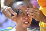 Bikkhu mencukur alis Samanera (calon Bikkhu) saat ritual potong rambut dalam rangkaian Pabajja Samanera Sementara di Perguruan Buddhi Dharma, Kota Tangerang, Banten, Rabu (18/12/2024). Sebanyak 230 peserta Samanera menjalani ritual potong rambut sebagai simbol dimulainya kehidupan meninggalkan keduniawian untuk menjalankan Dhamma dan Vinaya mengikuti jejak Sang Buddha. ANTARA FOTO/Sulthony Hasanuddin/gp