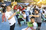 Sejumlah orang tua mencukur rambut Samanera (calon Bikkhu) saat ritual potong rambut dalam rangkaian Pabajja Samanera Sementara di Perguruan Buddhi Dharma, Kota Tangerang, Banten, Rabu (18/12/2024). Sebanyak 230 peserta Samanera menjalani ritual potong rambut sebagai simbol dimulainya kehidupan meninggalkan keduniawian untuk menjalankan Dhamma dan Vinaya mengikuti jejak Sang Buddha. ANTARA FOTO/Sulthony Hasanuddin/gp