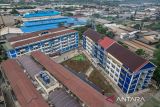 Foto udara rumah susun rancaekek (kanan) yang telah selesai dibangun sebelum diresmikan di Rancaekek, Kabupaten Bandung, Jawa Barat, Rabu (18/12/2024). Pemerintah melalui tiga kementerian membangun dua gedung rumah susun untuk program penangan Pemerlu Pelayanan Kesejahteraan Sosial (PPKS) yang memiliki kapasitas 58 unit rusunawa untuk 98 keluarga dari Kota Bandung, Kota Cimahi dan Kabupaten Bandung. ANTARA FOTO/Raisan Al Farisi/agr
