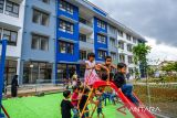 Anak-anak bermain di taman bermain Rumah Susun Rancaekek di Kabupaten Bandung, Jawa Barat, Rabu (18/12/2024). Pemerintah melalui tiga kementerian membangun dua gedung rumah susun untuk program penangan Pemerlu Pelayanan Kesejahteraan Sosial (PPKS) yang memiliki kapasitas 58 unit rusunawa untuk 98 keluarga dari Kota Bandung, Kota Cimahi dan Kabupaten Bandung. ANTARA FOTO/Raisan Al Farisi/agr
