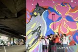 Anak-anak berfoto di mural kawasan penataan kolong jembatan Prof. Mochtar Kusumaatmadja (Pasupati), Bandung, Jawa Barat, Rabu (18/11/2024). Pemerintah Provinsi Jawa Barat dan Pemerintah Kota Bandung menargetkan area kolong Jembatan Pasupati akan menjadi kawasan bebas sampah dengan ruang publik seperti zona edukasi anak, taman bermain dan tempat pengelolaan sampah dengan metode reduce reuse recycle yang bisa dimanfaatkan warga pada tahun 2025 mendatang. ANTARA FOTO/Novrian Arbi/agr
