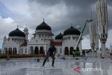 Pekerja melakukan perbaikan lantai keramik dan payung  Masjid Raya Baiturrahman, di Banda Aceh, Aceh, Rabu (18/12/2024). Pemerintah Aceh melakukan renovasi dan perawatan beberapa fasilitas situs Masjid Raya Baiturrahman itu sehubungan akan difungsikan sebagai pusat peringatan  20 tahun  bencana Tsunami 26 Desember 2024.ANTARA FOTO/Ampelsa.