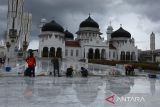 Pekerja melakukan perbaikan lantai keramik dan payung  Masjid Raya Baiturrahman, di Banda Aceh, Aceh, Rabu (18/12/2024). Pemerintah Aceh melakukan renovasi dan perawatan beberapa fasilitas situs Masjid Raya Baiturrahman itu sehubungan akan difungsikan sebagai pusat peringatan  20 tahun  bencana Tsunami 26 Desember 2024.ANTARA FOTO/Ampelsa.