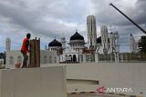 Pekerja menyelesaikan pembangunan tiang pagar Masjid Raya Baiturrahman, di Banda Aceh, Aceh, Rabu (18/12/2024). Pemerintah Aceh melakukan renovasi dan perawatan beberapa fasilitas situs Masjid Raya Baiturrahman itu sehubungan akan difungsikan sebagai pusat peringatan  20 tahun  bencana Tsunami 26 Desember 2024.ANTARA FOTO/Ampelsa.