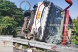 Nahas! Bus rombongan Kades Pulpis terbalik di Tol Semarang-Bawen