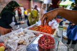 Pedagang menyiapkan bawang merah untuk ditawarkan kepada warga saat gerakan pangan murah di Graha Manggala Siliwangi, Bandung, Jawa Barat, Kamis (19/12/2024). Pemerintah Kota Bandung menggelar gerakan pangan murah yang menjual kebutuhan pokok di bawah harga pasar sebagai langkah stabilisasi pasokan dan harga pangan jelang Natal dan Tahun Baru 2025. ANTARA FOTO/Raisan Al Farisi/agr