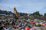 Alat berat yang dioperasikan petugas meratakan sampah yang menumpuk di Pasar Induk Caringin, Bandung, Jawa Barat, Kamis (19/12/2024). Sampah yang menumpuk berbulan-bulan di Pasar Induk Caringin tersebut disebabkan minimnya ritase angkutan sampah dan warga berharap agar Pemerintah Kota Bandung segera menyelesaikan permasalahan itu karena bau sampah tercium hingga permukiman. ANTARA FOTO/Raisan Al Farisi/agr