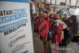 Anggota kelompok Asah Kabisa menyelesaikan pembuatan kerajinan tas berbahan baku sampah plastik di Rumah Kreatif Asah Kabisa, Cipageran, Kota Cimahi, Jawa Barat, Kamis (19/12/2024). Rumah Kreatif Asah Kabisa mampu mengolah 100 - 300 kilogram sampah plastik dan limbah daun per bulannya untuk dijadikan berbagai kerajinan seperti tas, pakaian, hiasan dinding, sketsa, kain ecoprint yang dijual Rp5 ribu - Rp300 ribu yang dipasarkan ke berbagai daerah di Jawa Barat, Jakarta, Bali, Makassar serta Kalimantan. ANTARA FOTO/Abdan Syakura/agr