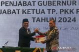 Penjabat (Pj) Gubernur Banten Ucok Abdulrauf Damenta (kanan) menerima memori tugas dari mantan Pj. Gubernur Banten Al Muktabar saat acara serah terima jabatan di Pendopo Gubernur Provinsi Banten, Kota Serang, Banten, Kamis (19/12/2024). Ucok Abdulrauf Damenta yang sebelumnya menjabat sebagai Penjabat (Pj) Wali Kota Palembang resmi menggantikan Al Muktabar yang telah menjabat sebagai Pj Gubernur Banten sejak 2022. ANTARA FOTO/Angga Budhiyanto/gp