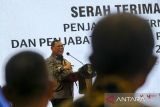 Sertijab Pj Gubernur Banten. Penjabat (Pj) Gubernur Banten Ucok Abdulrauf Damenta memberikan sambutan saat acara serah terima jabatan di Pendopo Gubernur Provinsi Banten, Kota Serang, Banten, Kamis (19/12/2024). Ucok Abdulrauf Damenta yang sebelumnya menjabat sebagai Penjabat (Pj) Wali Kota Palembang resmi menggantikan Al Muktabar yang telah menjabat sebagai Pj Gubernur Banten sejak 2022. ANTARA FOTO/Angga Budhiyanto/gp