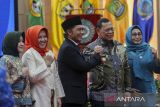 Sertijab Pj Gubernur Banten. Penjabat (Pj) Gubernur Banten Ucok Abdulrauf Damenta (kedua kanan) berjabat tangan dengan mantan Pj Gubernur Banten Al Muktabar (tengah) saat acara serah terima jabatan di Pendopo Gubernur Provinsi Banten, Kota Serang, Banten, Kamis (19/12/2024). Ucok Abdulrauf Damenta yang sebelumnya menjabat sebagai Penjabat (Pj) Wali Kota Palembang resmi menggantikan Al Muktabar yang telah menjabat sebagai Pj Gubernur Banten sejak 2022. ANTARA FOTO/Angga Budhiyanto/gp