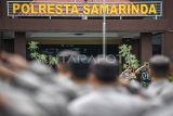 Kapolresta Samarinda Kombes Pol Ary Fadli (kedua kanan) didampingi Komandan Kodim 0901/Samarinda Kolonel Inf Yusub Dody Sandra (kanan) memberi hormat saat apel gelar pasukan Operasi Lilin Mahakam 2024 di Polresta Samarinda, Kalimantan Timur, Jumat (20/12/2024). Operasi Lilin Mahakam yang digelar di wilayah Kalimantan Timur pada 20 Desember 2024 - 2 Januari 2025 tersebut melibatkan 1.746 personel gabungan dari TNI, Polri dan instansi terkait lainnya untuk pengamanan kegiatan di berbagai lokasi menjelang Natal 2024 dan Tahun Baru 2025. Antara Kaltim/M Risyal Hidayat