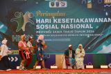 Sejumlah pegawi dan pilar-pilar Dinas Sosial Pemberdayaan Perempuan dan Perlindungan Anak mementaskan drama komedi saat digelar peringatan Hari Kesetiakawanan Sosial Nasional (HKSN) di Kota Madiun, Jawa Timur, Jumat (20/12/2024). Peringatan HKSN yang mengusung tema Kuatkan Solidaritas Menuju Indonesia Emas dihadiri Pj Gubernur Jawa Timur Adhy Karyono dan sejumlah pejabat daerah, petugas Badan Penanggulangan Bencana Daerah (BPBD), taruna tanggap bencana (tagana) menampilkan stand dari sejumlah dinas di Pemprov Jawa Timur dan Daerah. Antara Jatim/Siswowidodo/um 