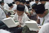 Santri mengikuti uji coba program makan bergizi gratis di aula Madrasah Aliyah Negeri (MAN) 4 Ponpes Mamba'ul Ma'arif Denanyar Jombang, Jawa Timur, Jumat (20/12/2024). Uji coba program makanan bergizi ini untuk mendukung program pemerintah di bawah kepemimpinan Presiden Prabowo Subianto serta sebagai persiapan sebelum pelaksanaan pemberian makan bergizi gratis secara resmi tahun pertama yang akan digulirkan mulai 6 Januari 2025 dengan anggaran Rp71 triliun untuk 17 juta orang, namun di tahun berikutnya akan ditambah hingga Rp400 triliun untuk mengcover semua wilayah di Indonesia. Antara Jatim/Syaiful Arif/um