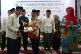 Menteri Koordinator Bidang Pemberdayaan Masyarakat (Menko PM), Muhaimin Iskandar (kedua kiri) menyerahkan menu makan bergizi gratis saat uji coba kepada santri di aula Madrasah Aliyah Negeri (MAN) 4 Ponpes Mamba'ul Ma'arif Denanyar Jombang, Jawa Timur, Jumat (20/12/2024). Uji coba program makanan bergizi ini untuk mendukung program pemerintah di bawah kepemimpinan Presiden Prabowo Subianto serta sebagai persiapan sebelum pelaksanaan pemberian makan bergizi gratis secara resmi tahun pertama yang akan digulirkan mulai 6 Januari 2025 dengan anggaran Rp71 triliun untuk 17 juta orang, namun di tahun berikutnya akan ditambah hingga Rp400 triliun untuk mengcover semua wilayah di Indonesia. Antara Jatim/Syaiful Arif/um