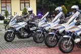 Sejumlah anggota Polisi lalu lintas mengendarai motornya seusai mengikuti apel gelar pasukan Operasi Lilin Mahakam 2024 di Polresta Samarinda, Kalimantan Timur, Jumat (20/12/2024). Operasi Lilin Mahakam yang digelar di wilayah Kalimantan Timur pada 20 Desember 2024 - 2 Januari 2025 tersebut melibatkan 1.746 personel gabungan dari TNI, Polri dan instansi terkait lainnya untuk pengamanan kegiatan di berbagai lokasi menjelang Natal 2024 dan Tahun Baru 2025. Antara Kaltim/M Risyal Hidayat