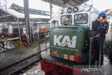 Teknisi melakukan perawatan lokomotif kereta api di Depo Lokomotif Medan, Sumatera Utara, Jumat (20/12/2024). PT Kereta Api Indonesia (KAI) Divre I Sumatera Utara menyiapkan 31 unit lokomotif dan 73 unit kereta untuk melayani penumpang menyambut libur Natal dan Tahun Baru 2025. ANTARA FOTO/Fransisco Carolio