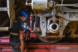 Teknisi melakukan perawatan lokomotif kereta api di Depo Lokomotif Medan, Sumatera Utara, Jumat (20/12/2024). PT Kereta Api Indonesia (KAI) Divre I Sumatera Utara menyiapkan 31 unit lokomotif dan 73 unit kereta untuk melayani penumpang menyambut libur Natal dan Tahun Baru 2025. ANTARA FOTO/Fransisco Carolio