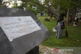 Sejumlah warga membawa berbagai peralatan membersihkan Kuburan Massal Tsunami Aceh di Banda Aceh, Aceh, Jumat (20/12/2024).  Aksi Jumat bersih melibatkan ribuan warga di Kuburan Massal Tsunami, Gedung Pemyelamatan Tsunami, Masjid dan sejumlah lokasi bencana lainnya itu dalam rangka memperingati 20 tahun bencana tsunami Aceh pada 26 Desember. ANTARA FOTO/Ampelsa.