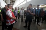 Menteri Koordinator (Menko) Bidang Infrastruktur dan Pembangunan Kewilayahan Agus Harimurti Yudhoyono (tengah) melakukan kunjungan kerja di Bandara Internasional Juanda Surabaya di Sidoarjo, Jawa Timur, Jumat (20/12/2024). Kunjungan kerja tersebut untuk memastikan kesiapan infrastruktur bandara dalam melayani penumpang jelang libur Natal dan Tahun Baru 2025. Antara Jatim/Umarul Faruq