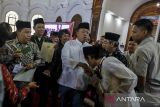 Menteri Agraria dan Tata Ruang/Kepala Badan Pertanahan Nasional (ATR/BPN) Nusron Wahid menyalami warga usai acara penyerahan Sertipikat Hak Atas Tanah (SHAT) untuk rakyat di Masjid Raya Al-Bantani, Kota Serang, Banten, Jumat (20/12/2024). Kementerian ATR/BPN membagikan 1.334 SHAT di empat kabupaten/kota wilayah Provinsi Banten sebagai upaya memberikan hak hukum bukti kepemilikan tanah kepada masyarakat, tanah wakaf, tanah rumah ibadah serta tanah aset pemerintah pusat dan daerah. ANTARA FOTO/Putra M. Akbar/gp