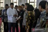 Menteri Agraria dan Tata Ruang/Kepala Badan Pertanahan Nasional (ATR/BPN) Nusron Wahid (kedua kiri) didampingi Gubernur Banten terpilih Andra Soni (kiri) dan Kepala Kantor Wilayah ATR/BPN Banten Sudaryanto (ketiga kiri) saat menyerahkan Sertipikat Hak Atas Tanah (SHAT) kepada warga di Masjid Raya Al-Bantani, Kota Serang, Banten, Jumat (20/12/2024). Kementerian ATR/BPN membagikan 1.334 SHAT di empat kabupaten/kota wilayah Provinsi Banten sebagai upaya memberikan hak hukum bukti kepemilikan tanah kepada masyarakat, tanah wakaf, tanah rumah ibadah serta tanah aset pemerintah pusat dan daerah. ANTARA FOTO/Putra M. Akbar/gp