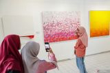 Pengunjung berfoto saat mengunjungi pameran tunggal Masari Arifin bertajuk Journey Art Plastic di Dewan Kesenian Malang (DKM), Malang, Jawa Timur, Jumat (20/12/2024). Pameran yang menceritakan hubungan antara lingkungan dan ekspresi manusia sekaligus kewaspadaan akan bahaya pencemaran plastik tersebut menampilkan 16 dari total 30 karya berbahan limbah plastik yang berlangsung hingga 21 Desember 2024. ANTARA Jatim/Irfan Sumanjaya/mas.