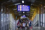 Sejumlah calon penumpang berjalan menuju kapal di Pelabuhan Merak, Kota Cilegon, Banten, Kamis (19/12/2024). PT ASDP Indonesia Ferry (Persero) memperkirakan penumpang kapal feri selama periode Natal dan Tahun Baru 2025 mencapai 3.070.317 penumpang di 13 lintasan nasional yang dipantau oleh ASDP. ANTARA FOTO/Putra M. Akbar/gp