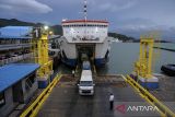 Sejumlah calon penumpang berjalan menuju kapal di Pelabuhan Merak, Kota Cilegon, Banten, Kamis (19/12/2024). PT ASDP Indonesia Ferry (Persero) memperkirakan penumpang kapal feri selama periode Natal dan Tahun Baru 2025 mencapai 3.070.317 penumpang di 13 lintasan nasional yang dipantau oleh ASDP. ANTARA FOTO/Putra M. Akbar/gp