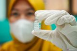 Petugas memperlihatkan vaksin Human Papillomavirus (HPV) saat gelaran vaksinasi HPV di SMP Negeri 3 Malang, Malang, Jawa Timur, Jumat (20/12/2024). Dinas Kesehatan Kota Malang bekerjasama dengan Polresta Kota Malang menggelar vaksinasi HPV gratis bagi remaja putri berumur 15 tahun dengan target 6500 siswa sebagai upaya pencegahan kemungkinan infeksi kanker leher rahim atau kanker serviks. ANTARA Jatim/Irfan Sumanjaya/mas.