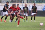 Pesepak bola Madura United FC Luiz Marcelo Morais Dos Reis (ketiga kiri) melakukan tendangan penalti saat melawan Bali United FC pada pertandingan BRI Liga 1 di Stadion Gelora Bangkalan, Jawa Timur, Jumat (20/12/2024). Madura United FC mengalahkan Bali United FC dengan skor akhir 2-1. ANTARA Jatim/Moch Asim.