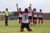 Pesepak bola Madura United FC Luiz Marcelo Morais Dos Reis berselebrasi usai mencetak gol melawan  Bali United FC pada pertandingan BRI Liga 1 di Stadion Gelora Bangkalan, Jawa Timur, Jumat (20/12/2024). Madura United FC mengalahkan Bali United FC dengan skor akhir 2-1. ANTARA Jatim/Moch Asim.